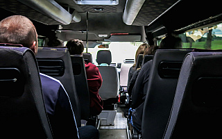 Busem na 9 osób przewoził 19